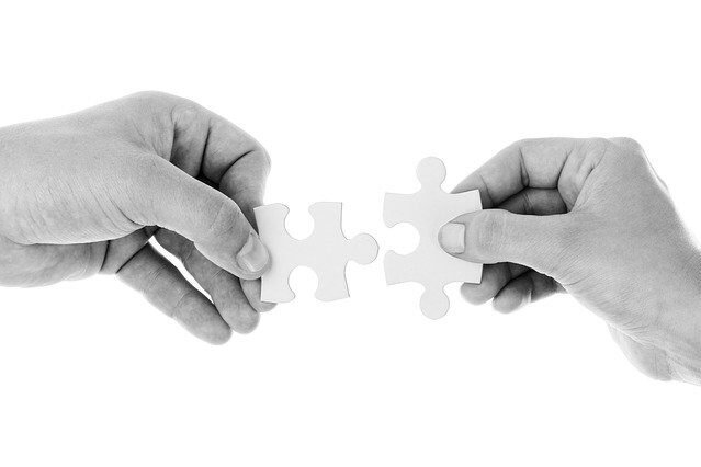 cropped-connect-20333_640.jpg two hands holding jigsaw pieces together